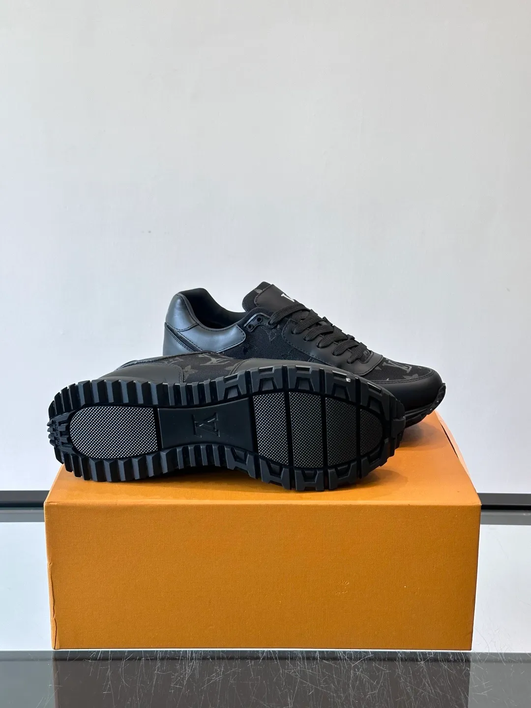 p520《＊OUIS＊UOTTO＊》Run Away men's sports shoes, first-layer cowhide + Monogram embossing, delicate texture and durable. The soles are made of foam + rubber, are light and elastic, and are comfortable to wear for a long time without tiring your feet. The tongue is long and stiff, so it is recommended to wear thick socks to improve the foot feel. The overall design is simple and versatile, and can be easily worn with jeans, casual pants, and suits. It is OK for commuting, shopping, and light exercise! The LV logo on the side of the shoe is very recognizable, and it is full of low-key luxury. It is a high-end sports shoe that is both business casual and trendy👟! size: 38-44 (45 46 customized)